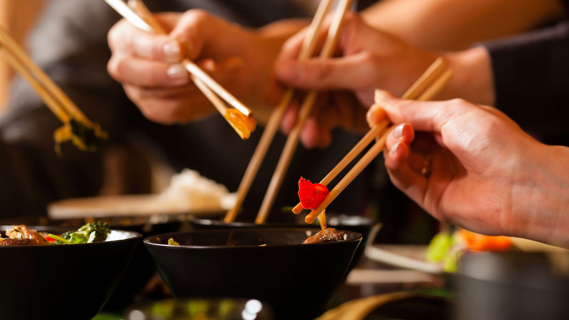Discover the Chopsticks Diet: eat slower, feel fuller, and naturally reduce portions using just two sticks. This cutlery could help you with your diet plans.