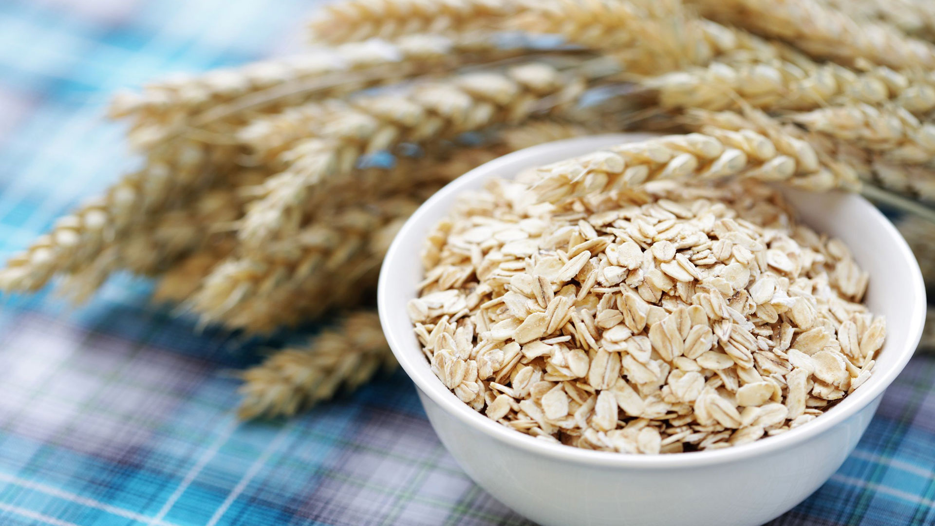 What is instant oats? Which type of oat is best? Learn the differences between whole oat groats, steel cut, rolled, and instant oats, plus how processing affects texture, cooking time, and use.