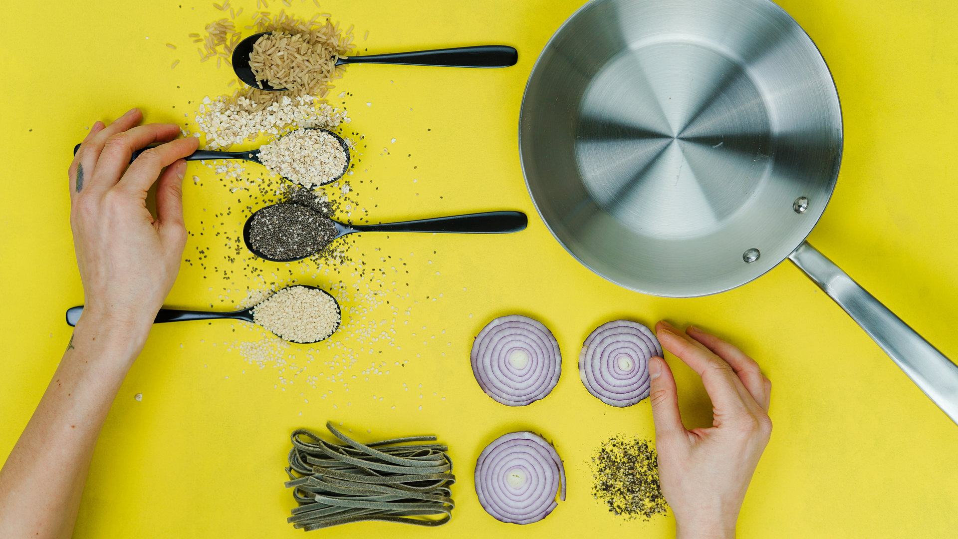 Master these easy kitchen hacks: stop onion tears, seed-free citrus, vibrant veggies, clean cake cuts, and microwaving meals.