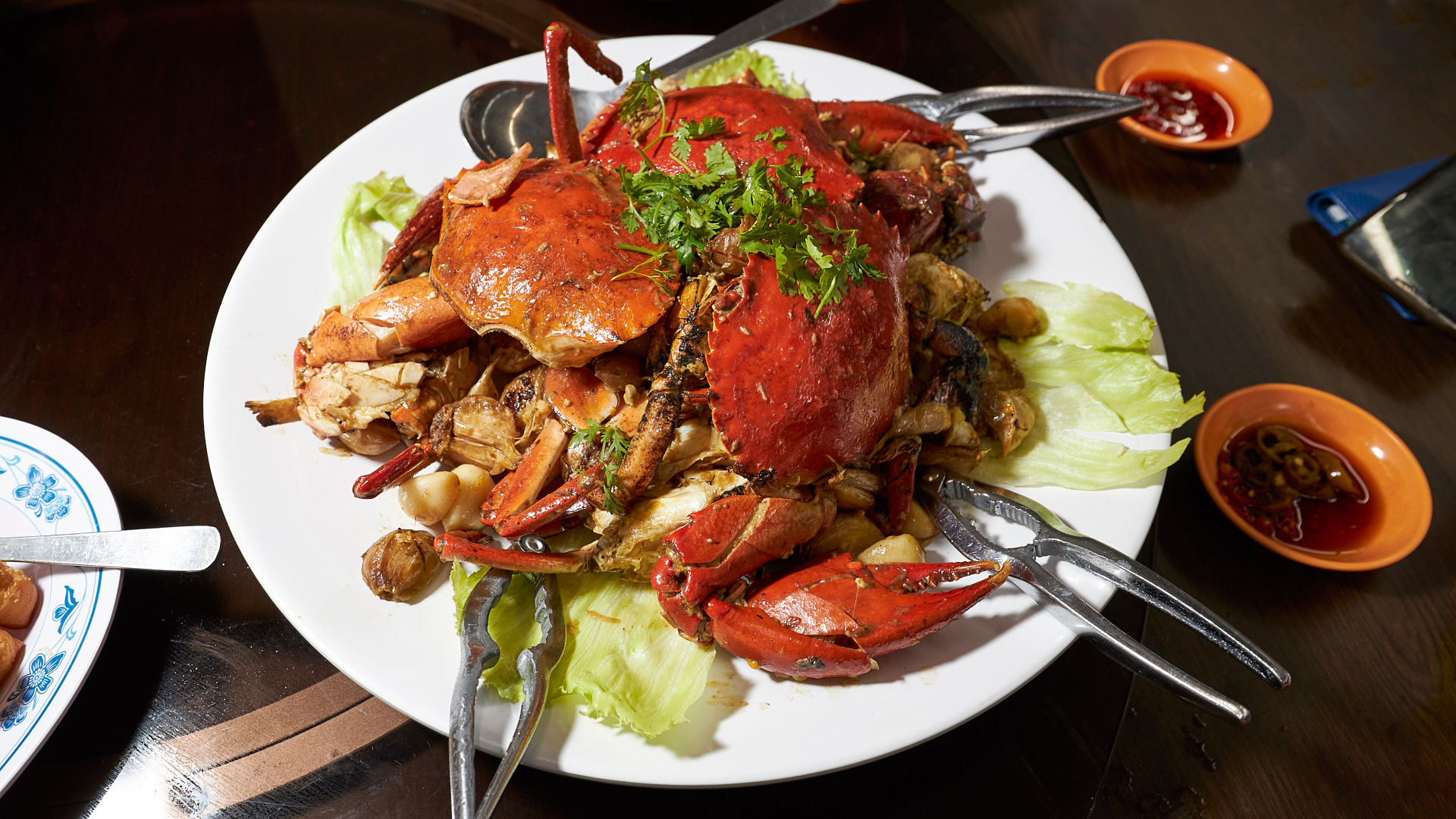 New Ubin Village lands at Space@Tampines with chili crab, foie gras satay, and hidden-gem tze char in a modern, cashless dining space.