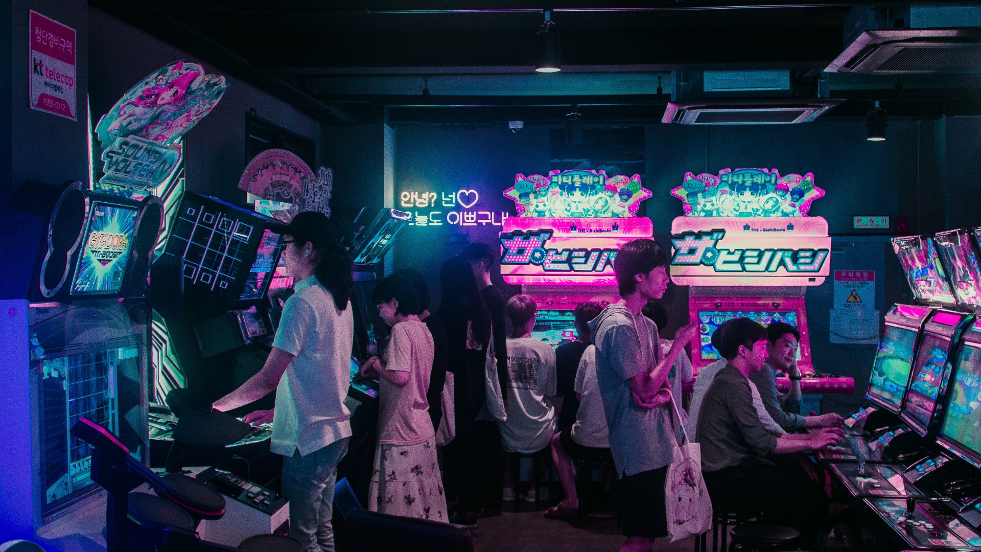 Plan the ultimate arcade outing with these pro tips: bring friends, set a budget, watch your surroundings, queue smart, share machines, crank up rhythm-game difficulty, and pick prizes wisely.