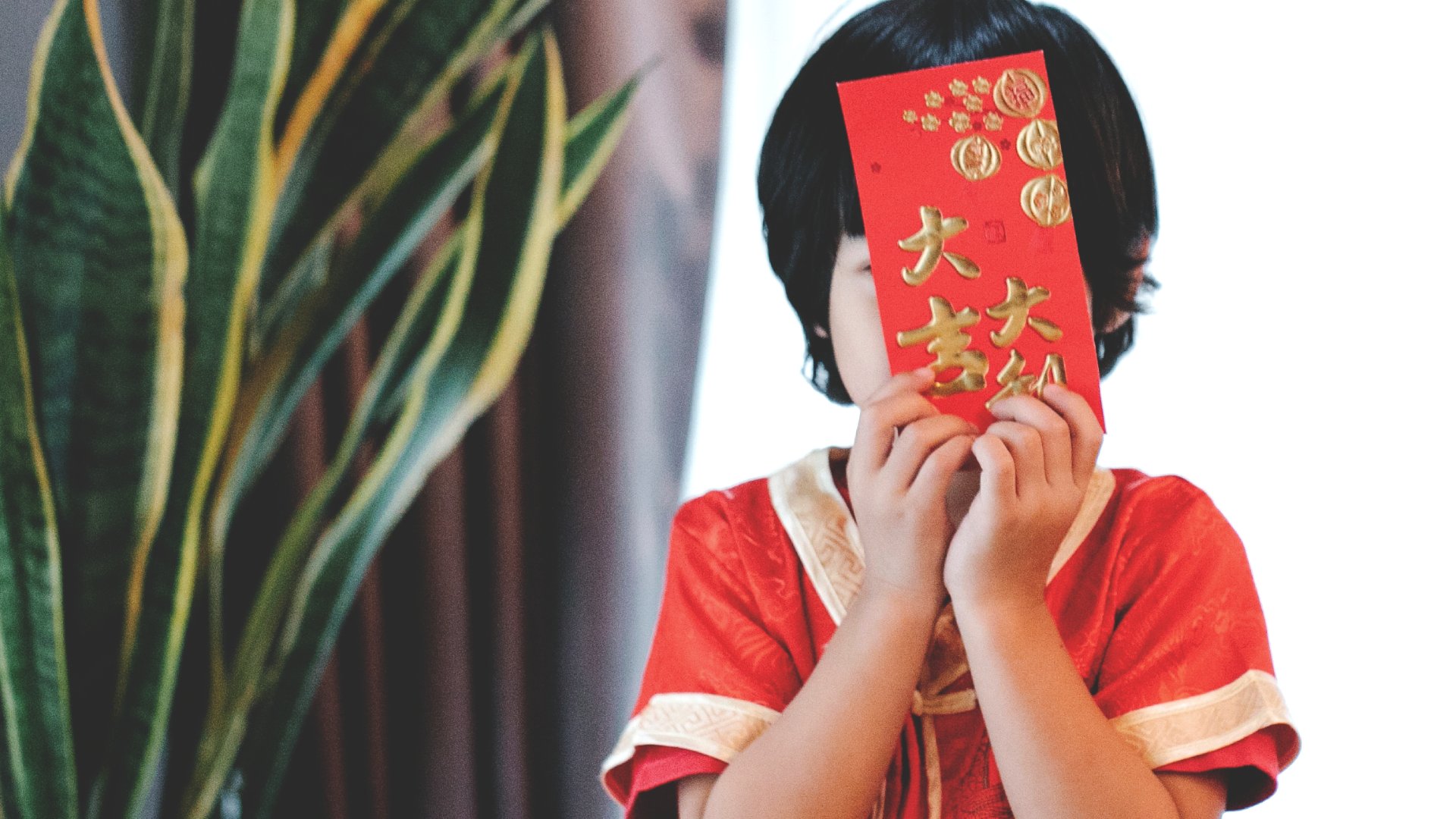 Avoid ang pao awkwardness this Chinese New Year (CNY)! Learn clever hacks to handle faux pas, from mix-ups to cashless e-ang pao fails.
