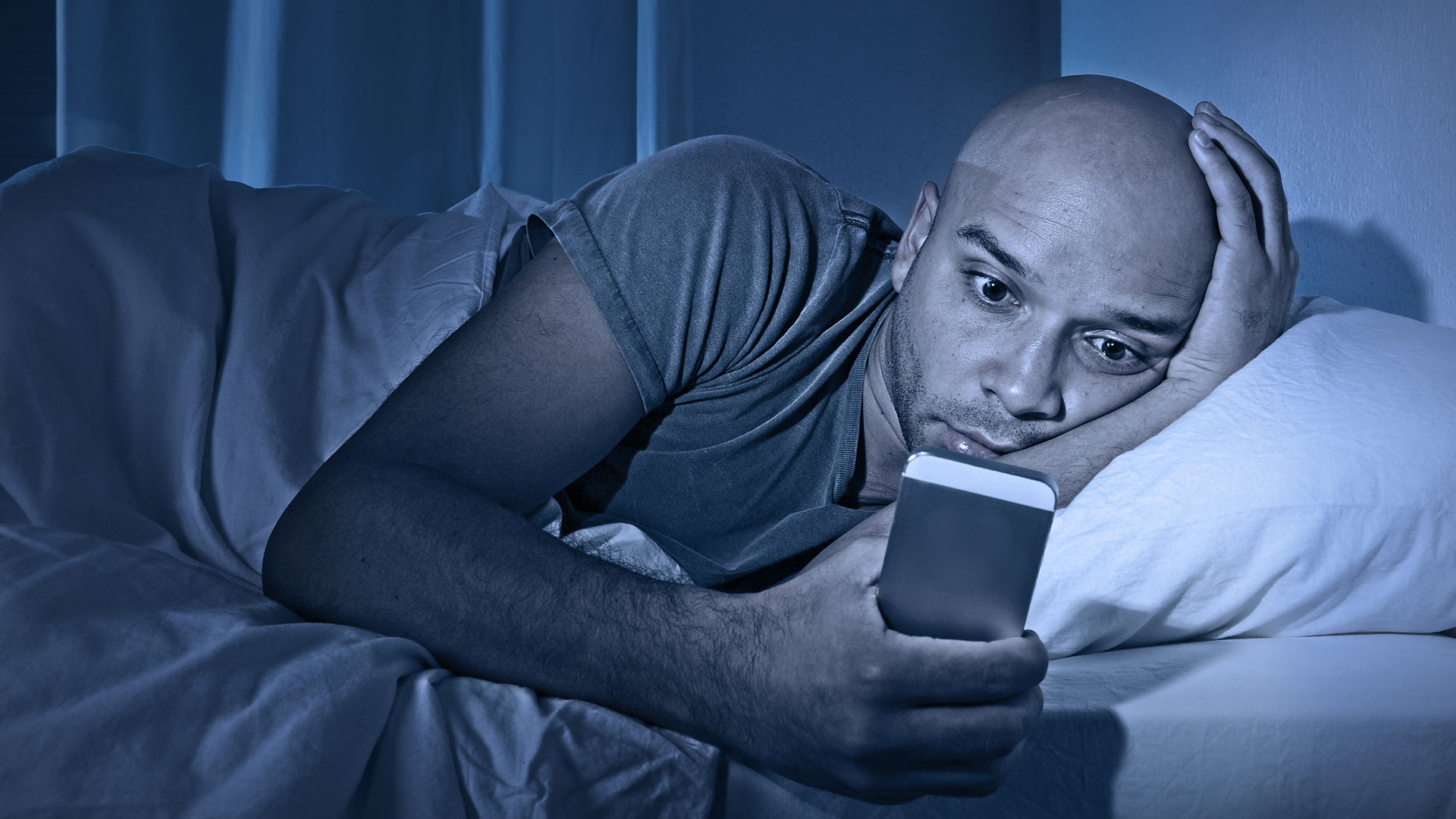 Discover habits to avoid before bedtime to improve your rest and sleep better every night.