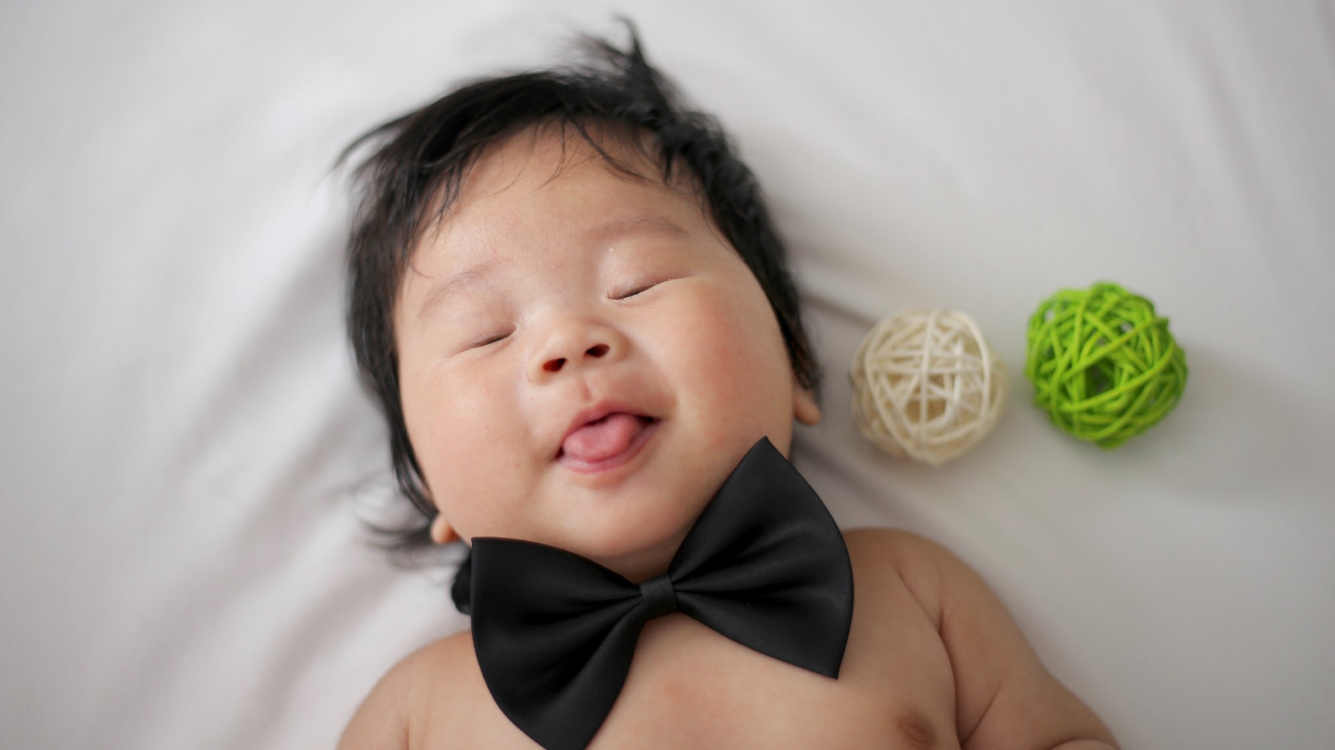 Practical tips for buying baby clothes for a newborn, from choosing comfy basics to finding the right sizes. Buttons or pressed studs? Singlet suit or short-sleeved body suit?