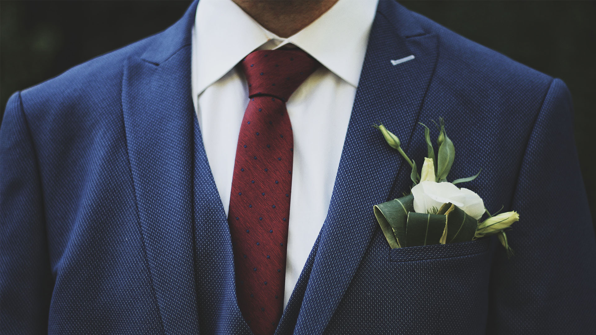 Wedding suit: rent or buy? Compare budget, fit, future use, style and timing to choose the best option for your big day.