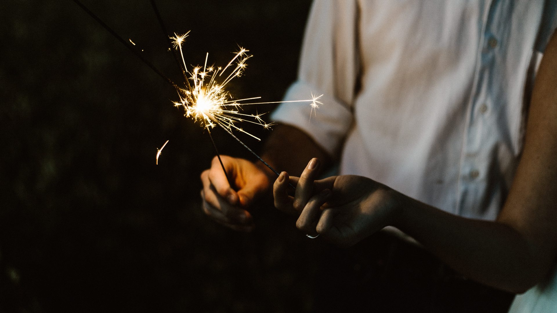 Discover unique romantic date ideas in Singapore, from cable car dining to spa onsen, jewellery workshops, and immersive dining experiences for couples.
