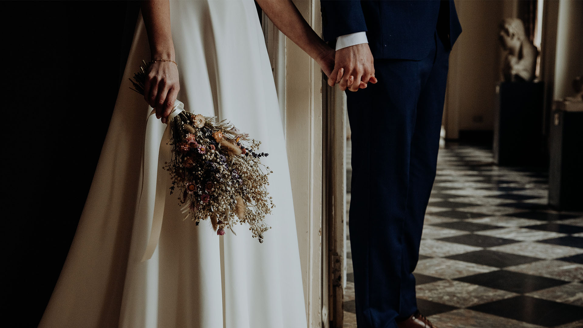 Singapore wedding planning? Learn these regrets from a real bride, from oversized veils and DIY décor to wedding favours, signage and overspending.