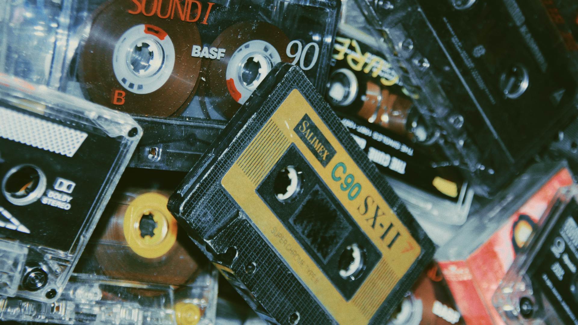 Obsolete tech relics we’re glad are gone, from dial-up internet to mechanical mouse, VHS, cassette tapes, and PDAs.