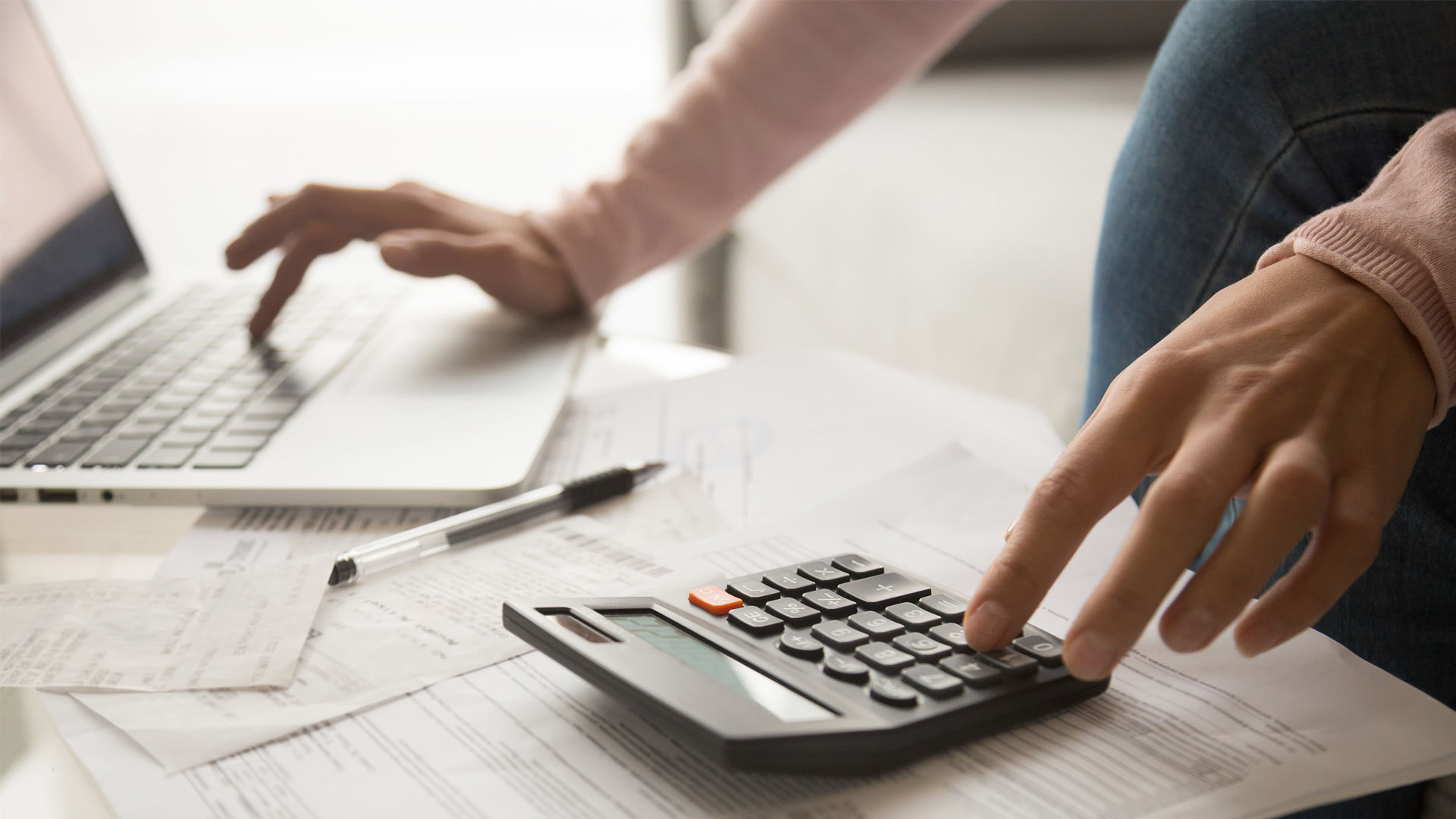 Cut monthly expenses with practical tips: track spending, cancel unused subscriptions, reduce energy bills, save on groceries, and optimise home and car costs.