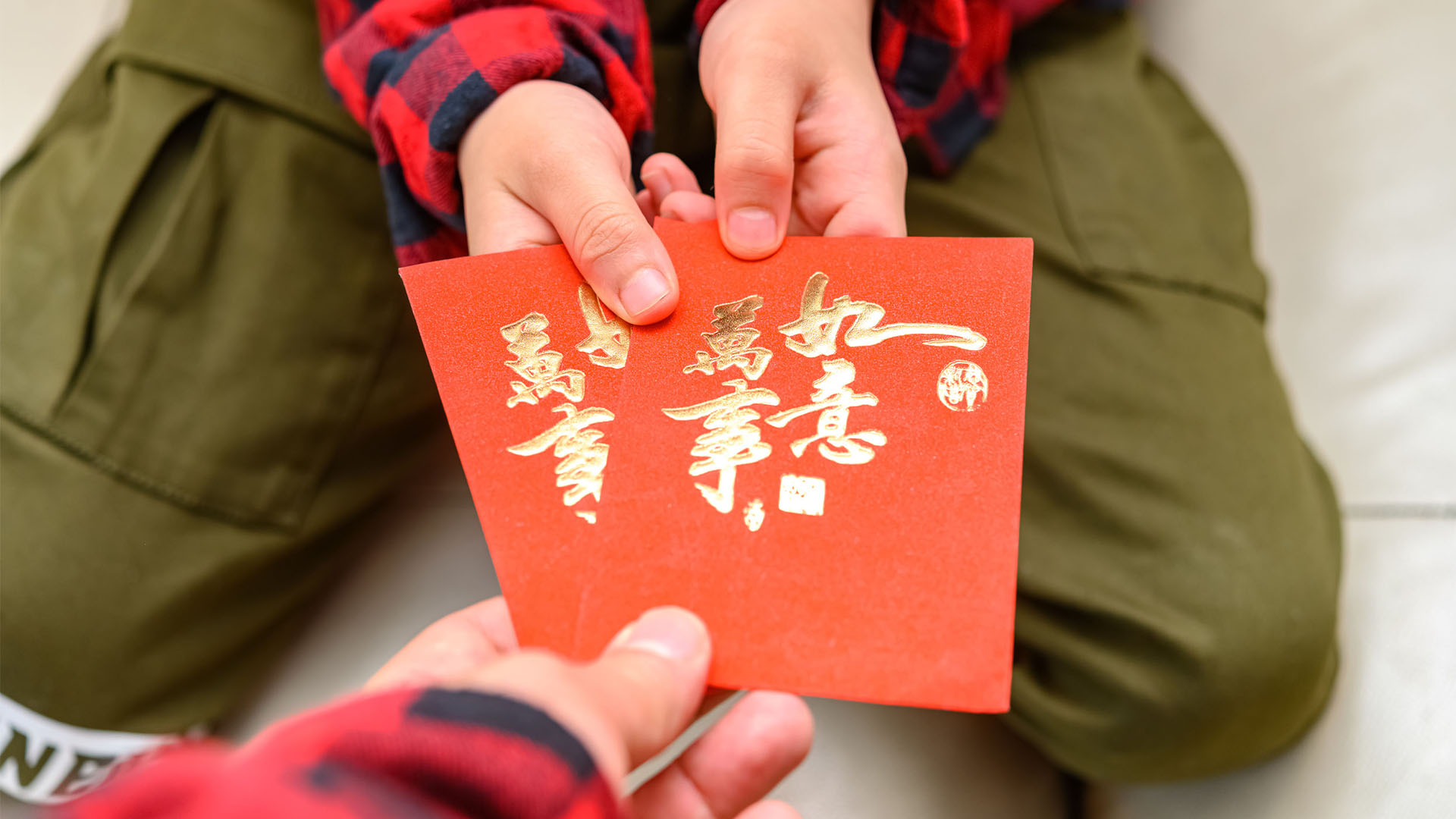 Ang Pow 101: A Millennial's Guide To Giving Red Packets For The First Time.
