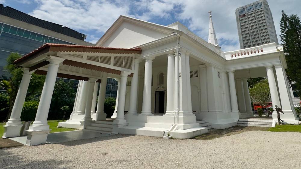 In 1909, the Armenian Church became the first public building in Singapore to have electric lights and fans installed.