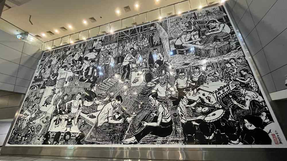 This massive masterpiece at Esplanade MRT station was the final work by the by the late wood-cut engraving artist, Lim Mu Hue.