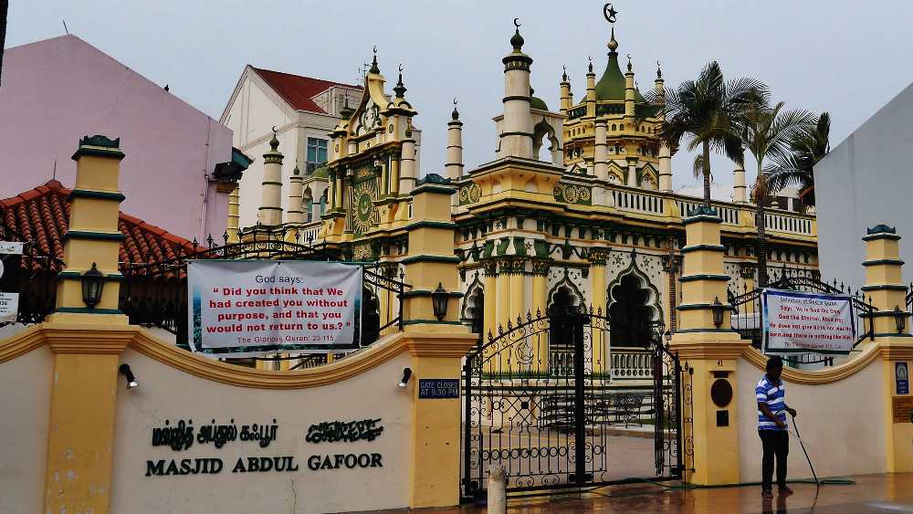 The Abdul Gafoor mosque is beautifully designed in an eclectic blend of Saracenic and Neoclassical elements.
