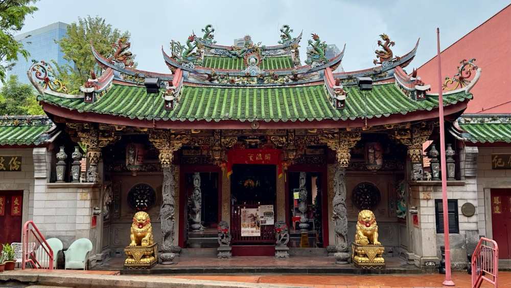 In 1876, this Chinese temple, Tan Si Chong Su, was built on reclaimed land in Boat Quay.