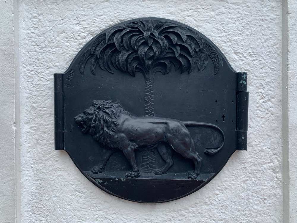 Crest on Elgin Bridge, part of the Singapore River Bridges National Monument