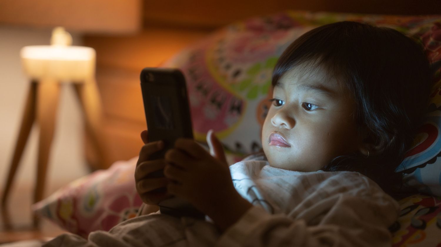Wondering if screen time is safe for toddlers? Get expert-backed pros, cons and practical tips to balance screen use for under-2s, preschoolers and school-age kids.