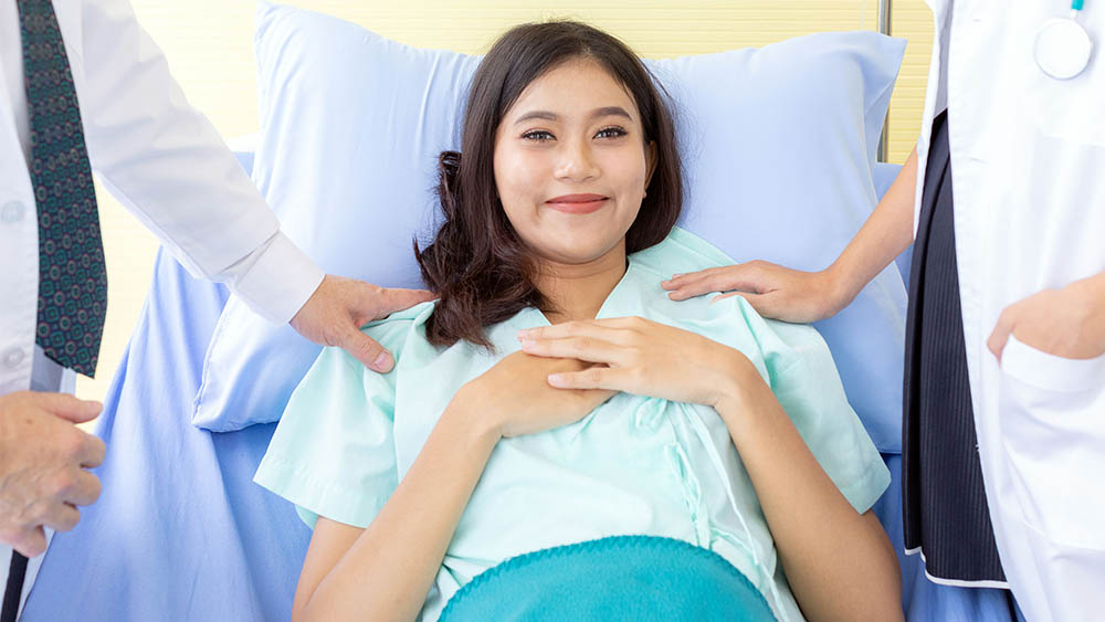 Should mums wear makeup during labour? This piece explores postpartum beauty pressures, birth photos, and why women’s appearances shouldn’t be judged.