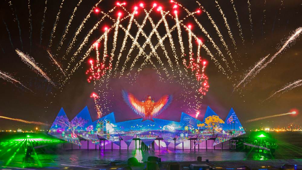 The Wings of Time Fireworks Symphony show is perfect for families, dates, or anyone who just loves fireworks with their beachside sunset.