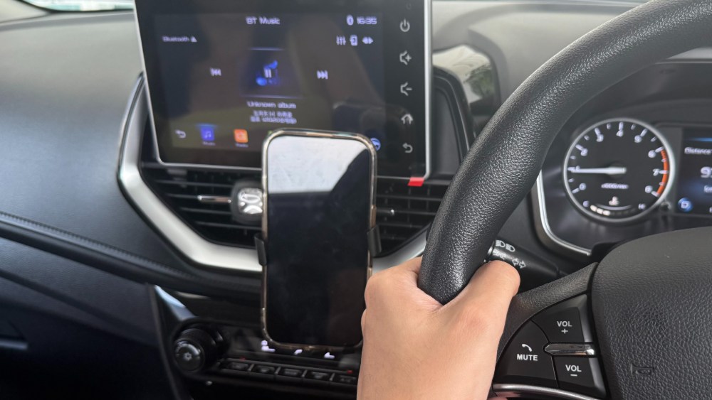 With Kakee, everyday drives take on a different tone when your mother-in-law is in the back seat.